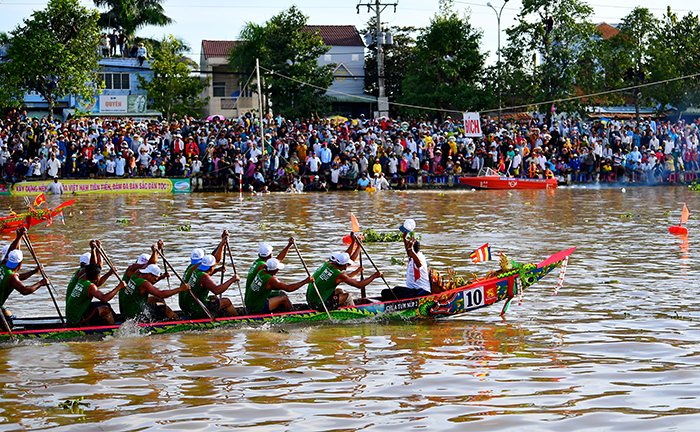 Chiếc ghe số 10 của nhà vô địch Tum Núp 2 về đích trong trận chung kết.