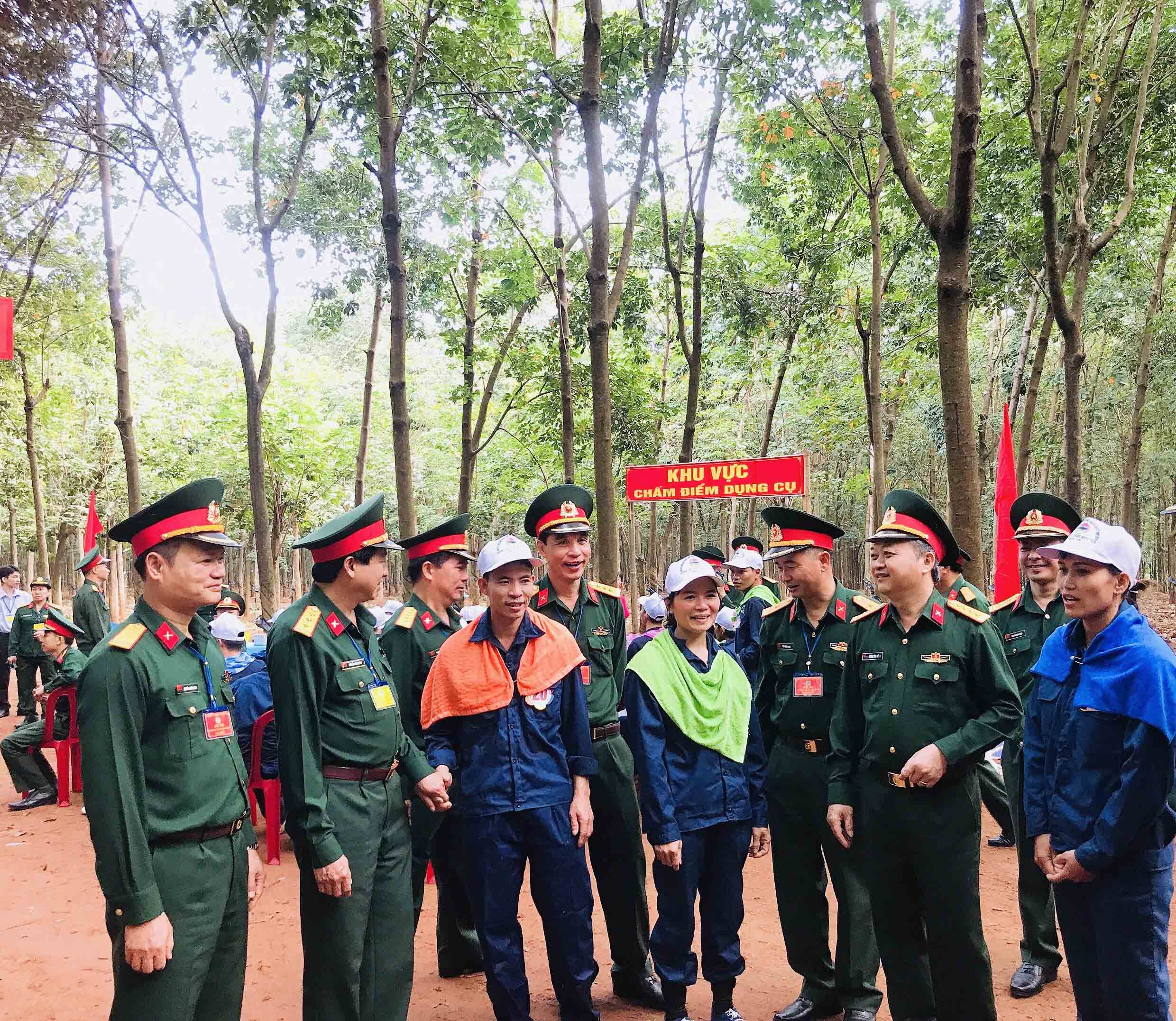 Tôn vinh những người thợ khai thác mủ cao su trên vùng biên giới
