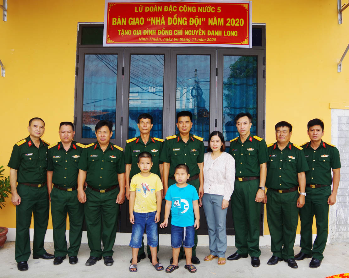 Lữ đoàn Đặc công nước 5 trao tặng 2 căn nhà đồng đội