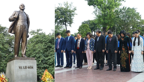 Lãnh đạo thành phố Hà Nội đặt hoa tưởng niệm tại Tượng đài V.I.Lênin