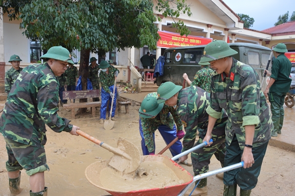 Mỗi người làm việc bằng hai giúp dân sớm ổn định cuộc sống