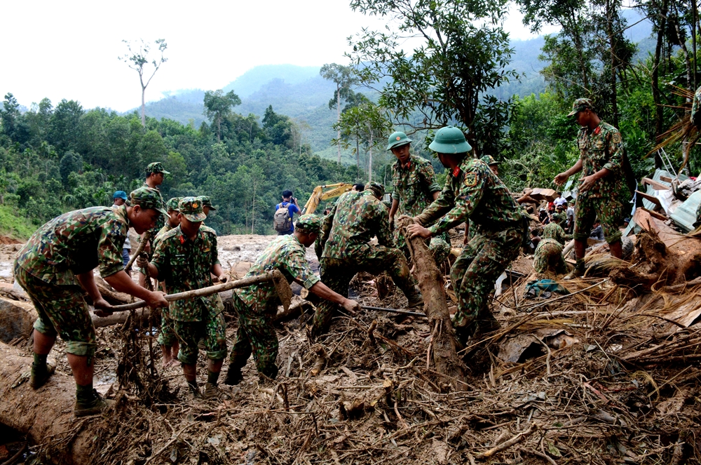 Cán bộ, chiến sĩ các đơn vị thuộc LLVT Quân khu 5 tìm kiếm người mất tích, dọn dẹp sau lũ.