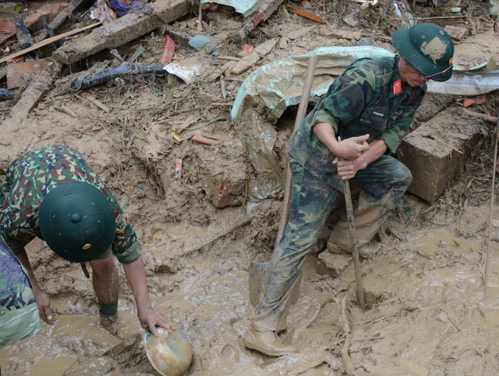 Với khẩu hiệu “Cứu dân là mệnh lệnh trái tim”, lực lượng cứu hộ Quân khu 5 dầm mưa nỗ lực tìm kiếm người mất tích.