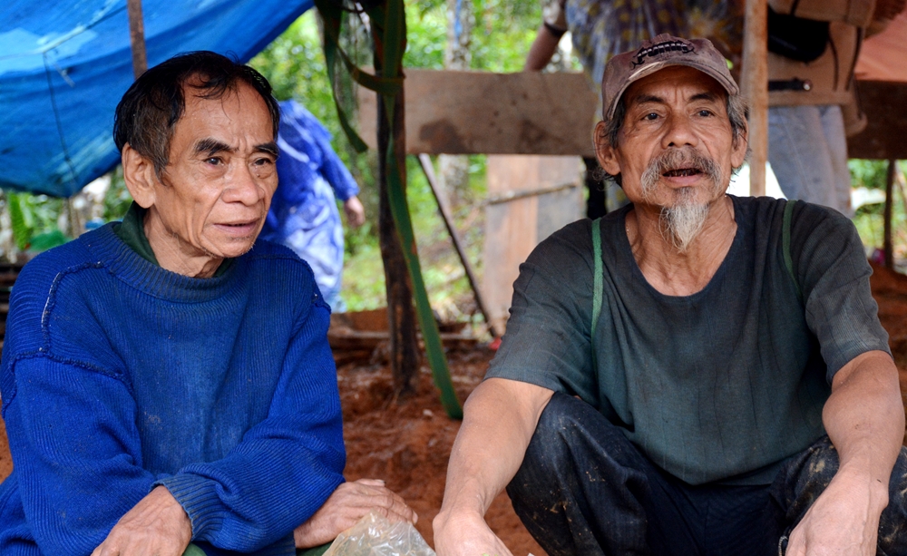 Nỗi đau tột cùng của ông Hồ Văn Đề (bên trái) có 8 người thân thiệt mạng và mất tích trong trận lũ.