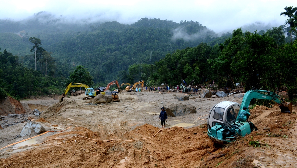 Thôn 1, xã Trà Leng (huyện Nam Trà My, tỉnh Quảng Nam) tan hoang sau lũ.