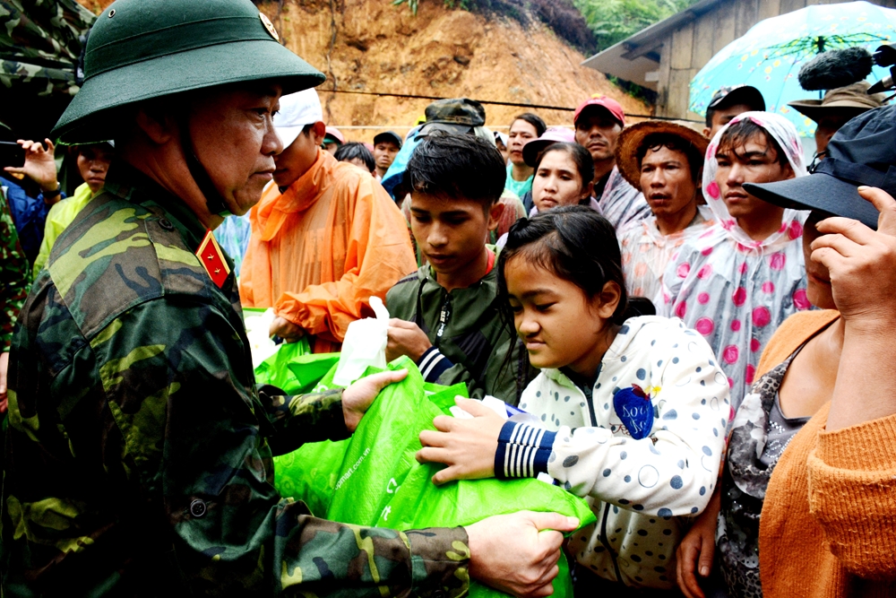 Trung tướng Thái Đại Ngọc, Tư lệnh Quân khu 5 trao quà hỗ trợ người dân bị thiệt hại.