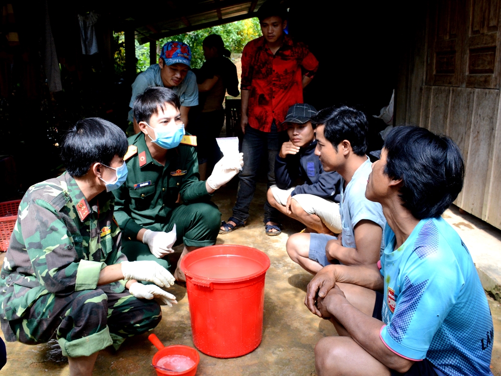 Cán bộ, nhân viên Trung tâm Y học dự phòng Quân đội phía Nam (Cục Quân y, Tổng cục Hậu cần) hướng dẫn bà con cách xử lý nước sạch sinh hoạt hằng ngày.