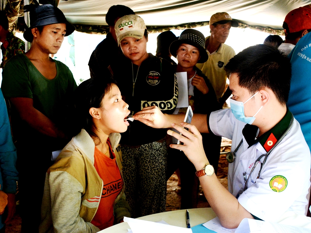 Bác sĩ Bệnh viện Quân y 103 (Học viện Quân y) khám bệnh, tư vấn sức khỏe cho người dân.