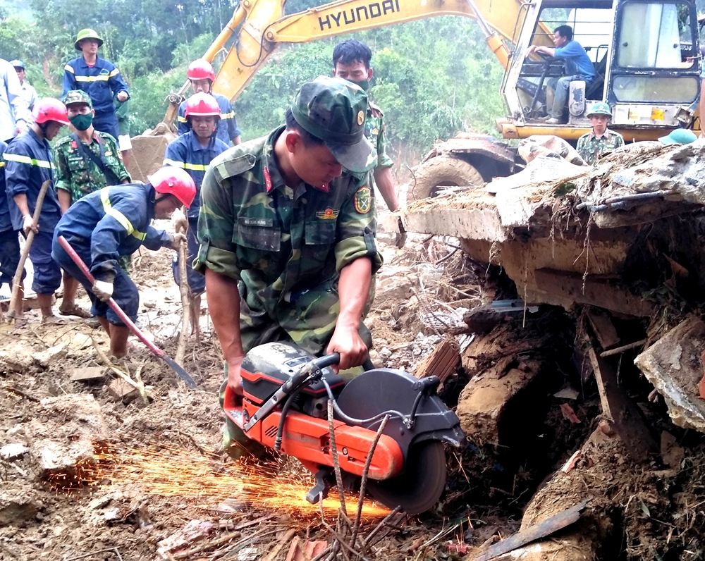 Thượng úy QNCN Đỗ Tấn Hưng, Lái xe thuộc Lữ đoàn Công binh 270 (Quân khu 5) sử dụng máy cắt bê tông cầm tay cắt sắt, hỗ trợ các lực lượng cứu hộ tìm kiếm người mất tích.