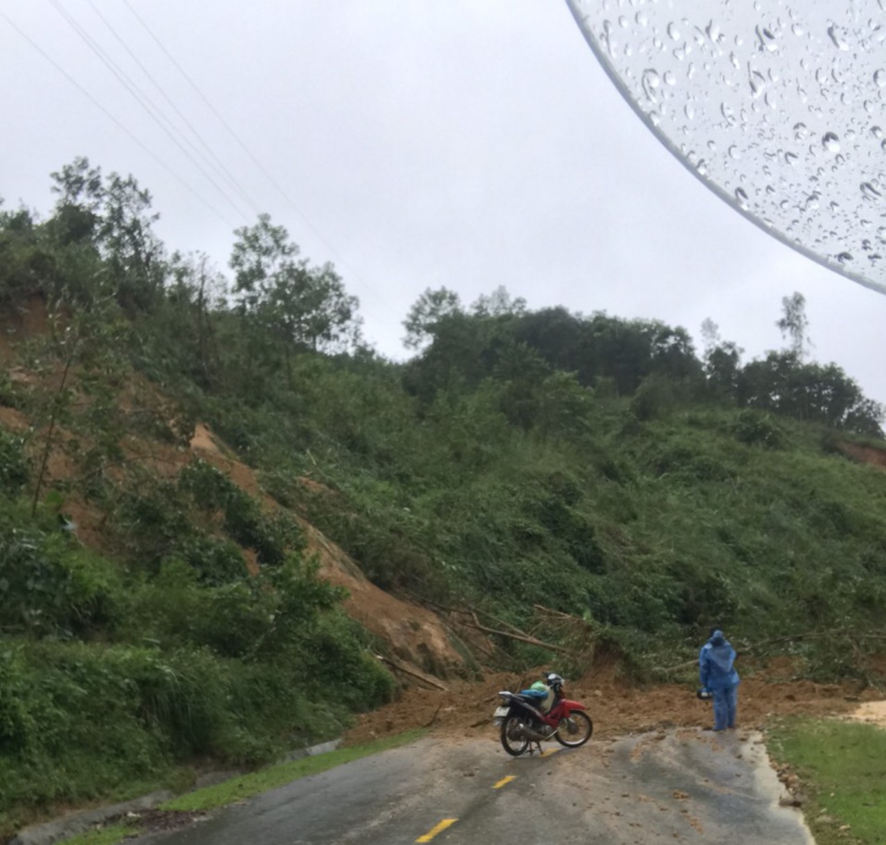 Clip sạt lở núi tại Bắc Trà My (Quảng Nam) làm 1 người mất tích và 1 người bị thương