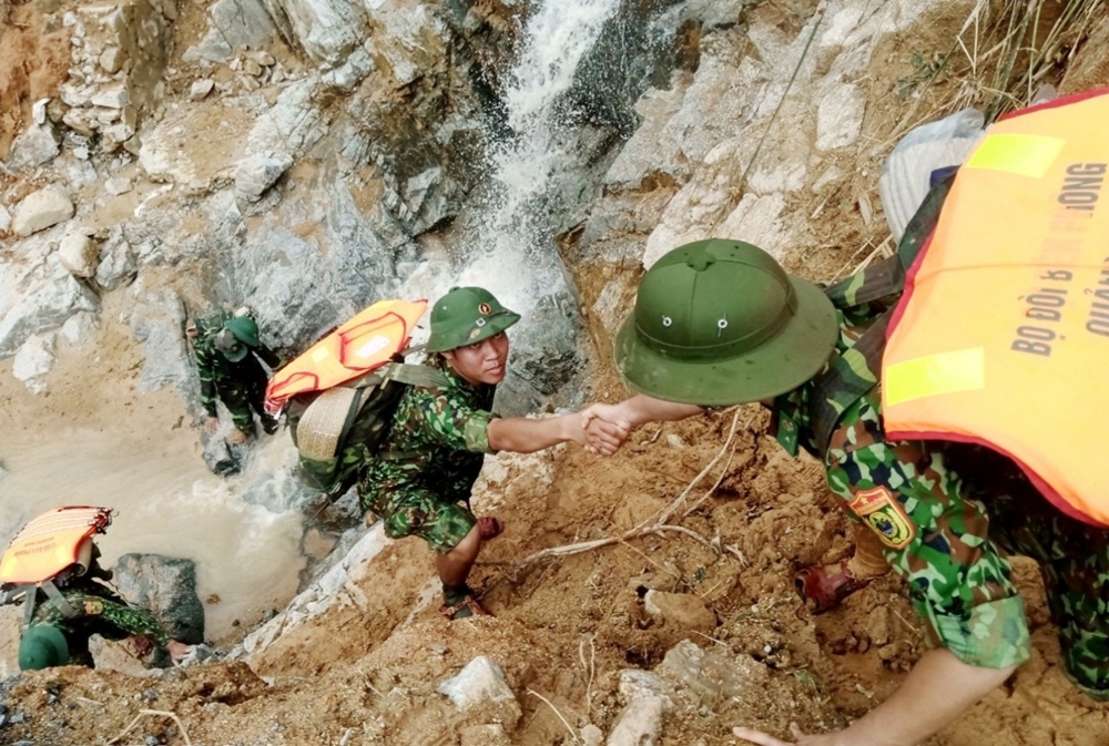 Bộ đội Biên phòng Quảng Nam vượt núi, băng đèo về với đồng bào vùng lũ Phước Lộc bị cô lập trong cơn bão số 9.