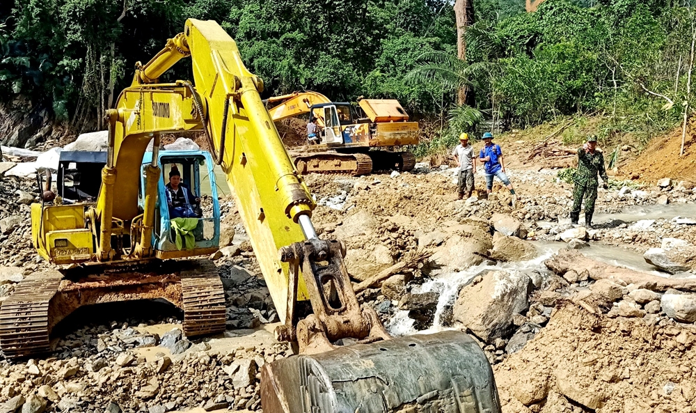 Máy xúc, máy đào của Quân khu 5 và địa phương cũng tham gia tìm kiếm nạn nhân mất tích.