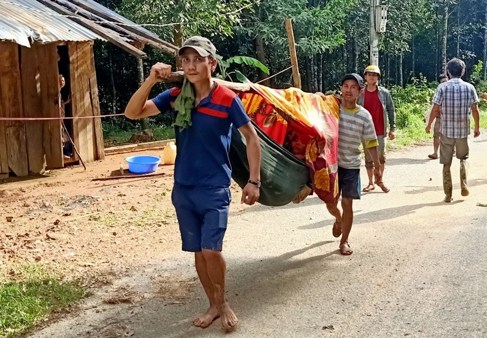 Lực lượng dân quân tại chỗ của xã Trà Leng băng rừng khiêng người bị nạn về Bệnh viện Nam Trà My cấp cứu.