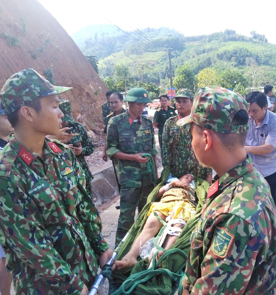 Lực lượng của Quân khu 5 kịp thời cứu hộ và khẩn trương đưa người dân đi cấp cứu.