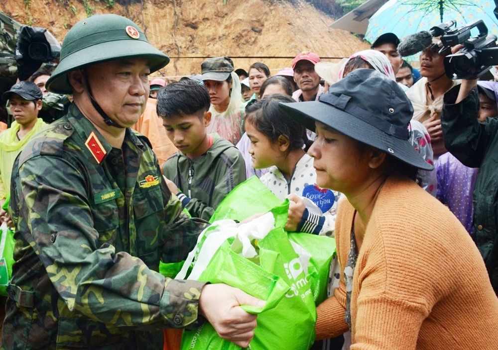 Trung tướng Thái Đại Ngọc, Tư lệnh Quân khu 5 kịp thời trao quà động viên đồng bào vùng lũ Nam Trà My.