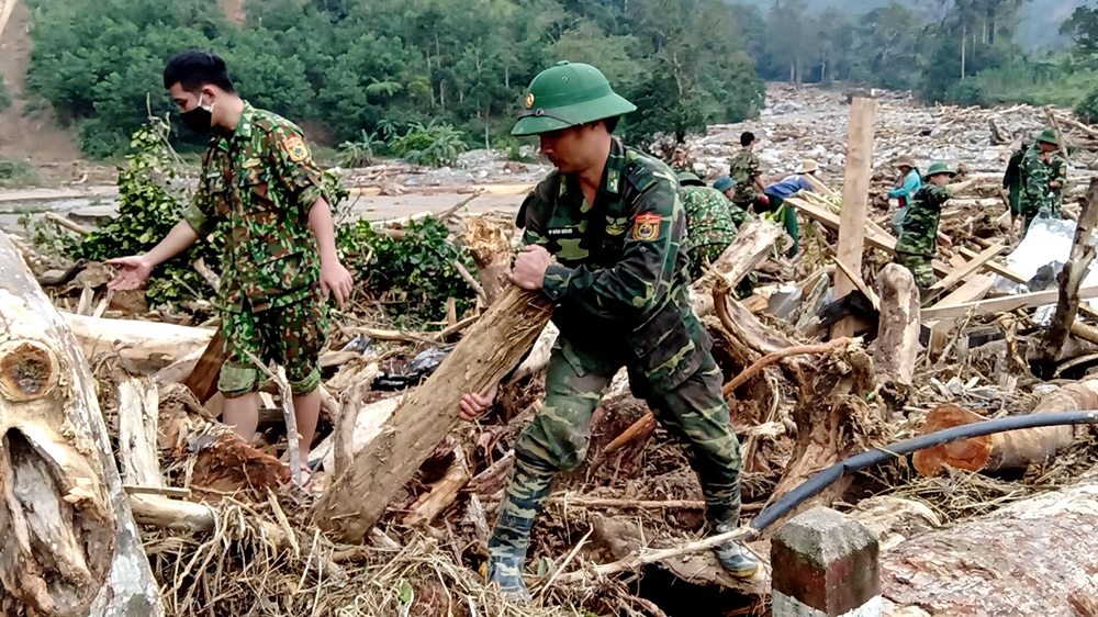 Các lực lượng cứu hộ ở xã Phước Lộc chạy đua với thời gian để dốc sức tìm kiếm nạn nhân mất tích.