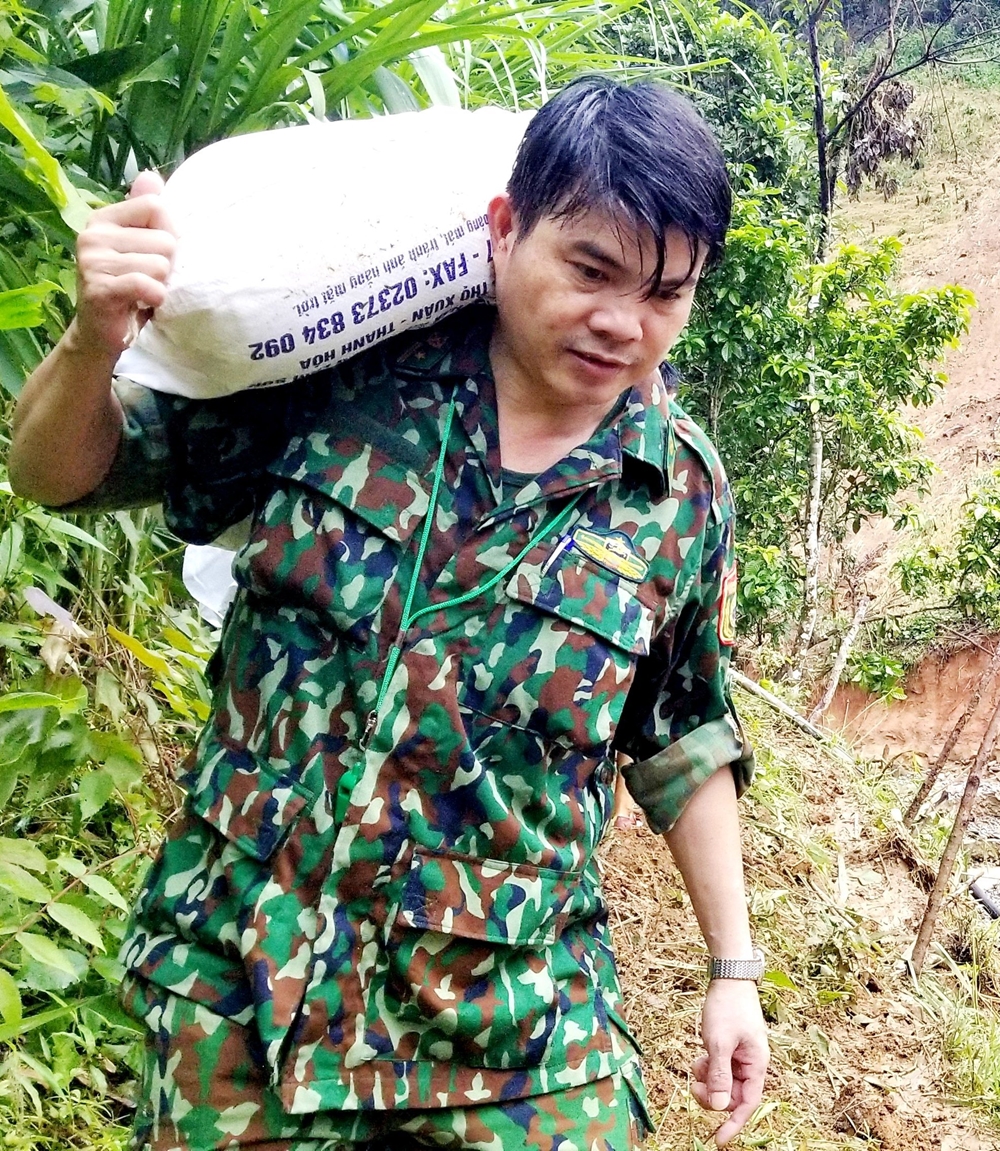Để cứu trợ người dân hai xã Phước Lộc và Phước Thành (huyện Phước Sơn) bị lũ cô lập, cán bộ, chiến sĩ Bộ đội Biên phòng và Ban CHQS huyện Phước Sơn phải cắt rừng, trèo đèo, lội suối cõng gạo về thôn.
