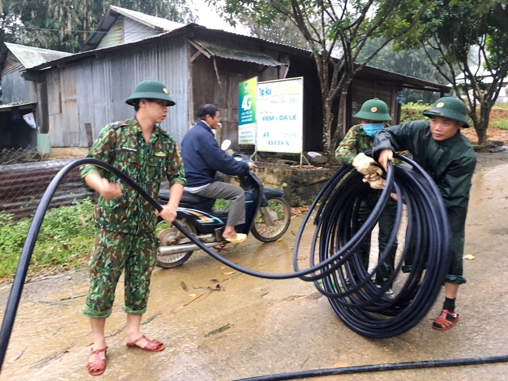 Bộ đội Biên phòng Quảng Nam tranh thủ thời gian giúp dân khắc phục đường ống dẫn nước.
