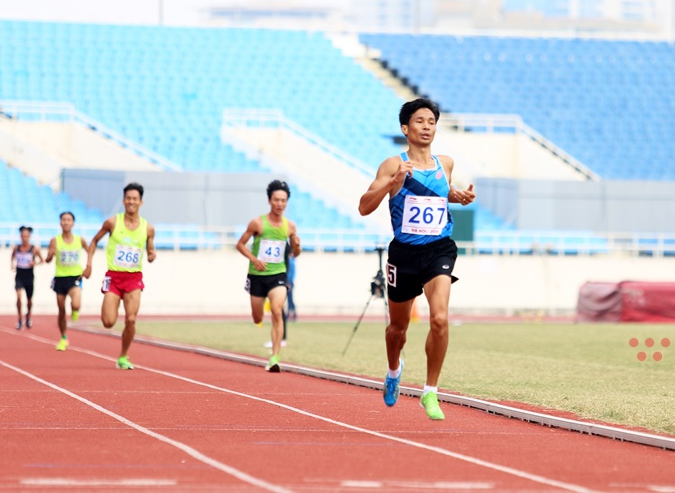 Các chân chạy Quân đội thống trị nội dung 5.000m
