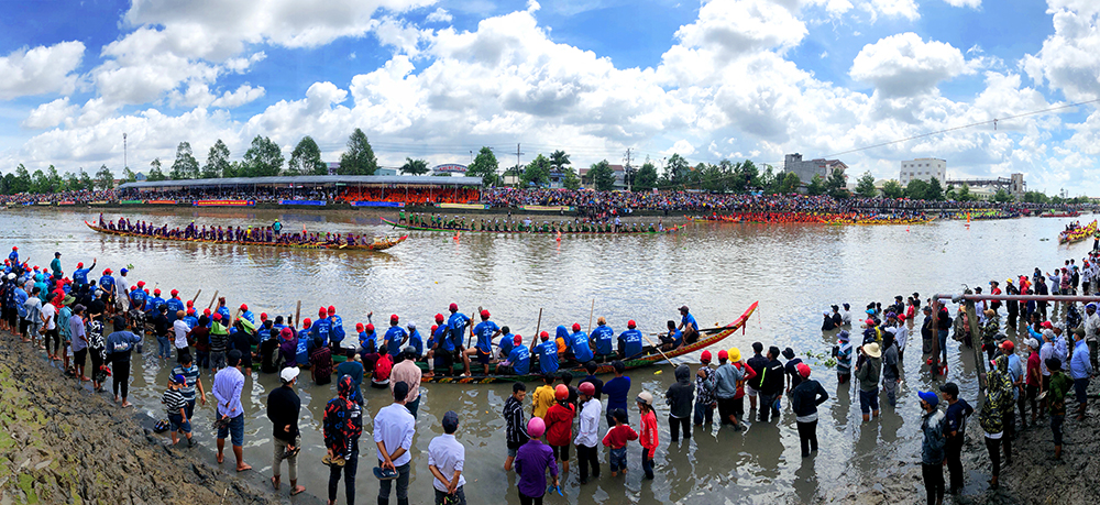 Hai bên bờ sông Maspero chật cứng người, nhiều khán giả đứng dưới lòng sông để cổ vũ cho các đội đua ghe.