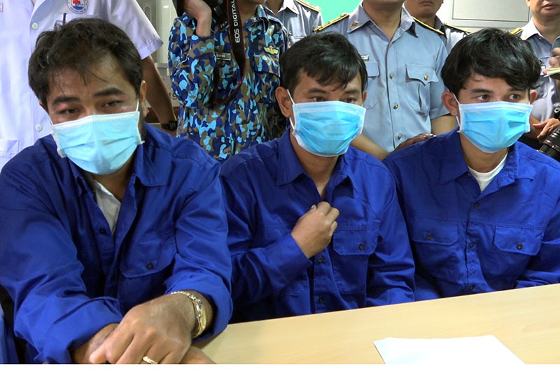 3 ngư dân trôi dạt trên biển hơn 50 giờ được Tàu Kiểm ngư 490 đưa về bờ.