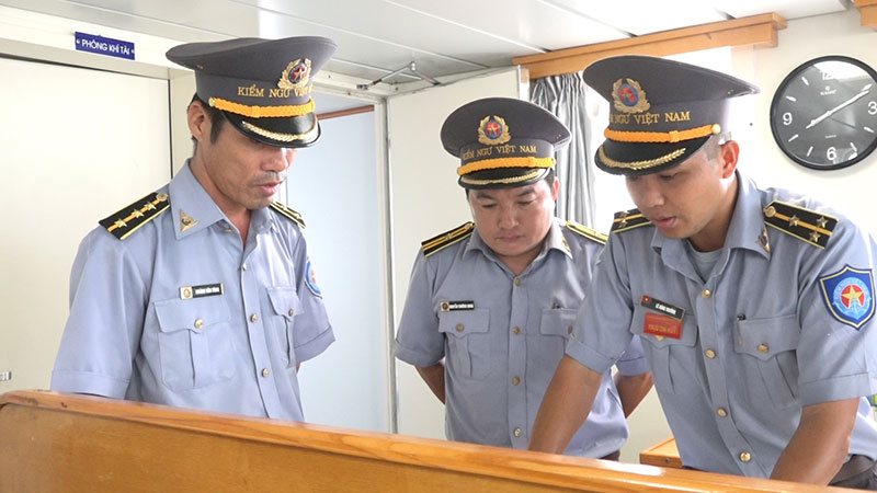 Cán bộ, thủy thủ Tàu KN463 lên phương án tìm kiếm các tàu cá gặp nạn.