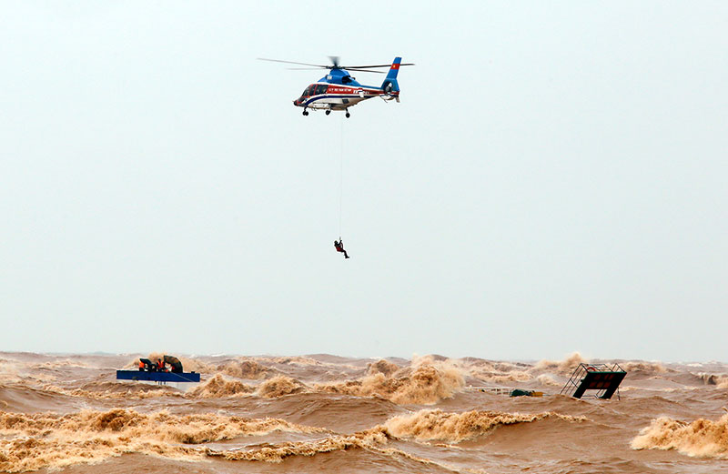 Trực thăng đưa người bị nạn vào bờ.
