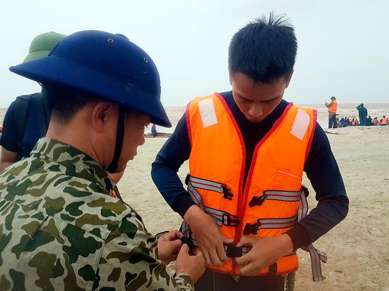 3 Chi huy dac cong kiểm tra trang bi ao phao truoc khi thuc hien nhiem vụ