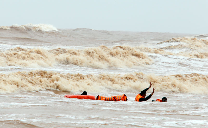 Tổ đặc công triển khai cứu nạn các thuyền viên gặp nạn.