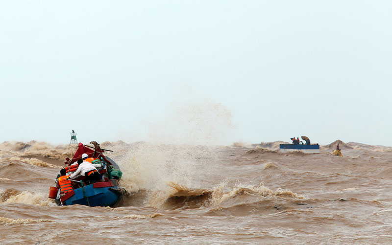 Sử dụng xuồng ngư dân tiếp cận.