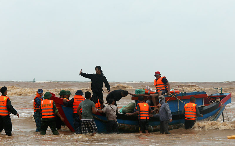 Tàu cá ngư dân tham gia cứu nạn.
