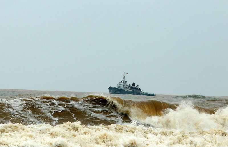 Những ánh sao trong mưa lũ: Xuyên tâm bão giữa trùng khơi cứu tàu bị nạn