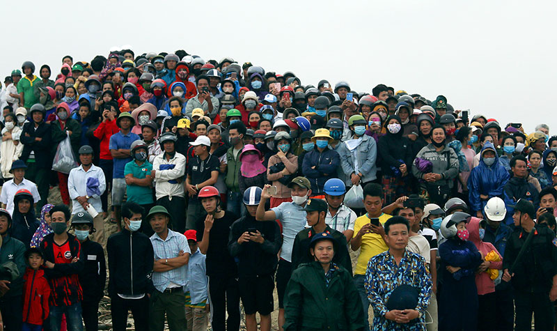 Rất đông quần chúng nhân dân tham gia hỗ trợ các lực lượng khi cần.