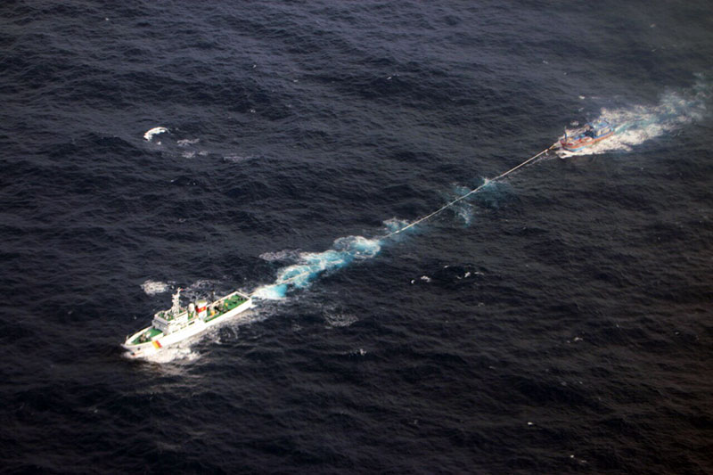 Tàu kiểm ngư lai dắt tàu cá bị nạn vào bờ.