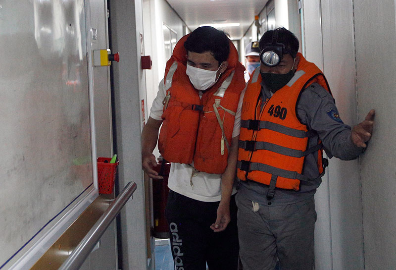 Đưa ngư dân lên tàu Kiểm ngư 490.