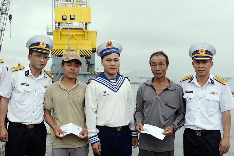 Trung sĩ Hồ văn Thi đón ba và anh trai được cứu nạn trở về.