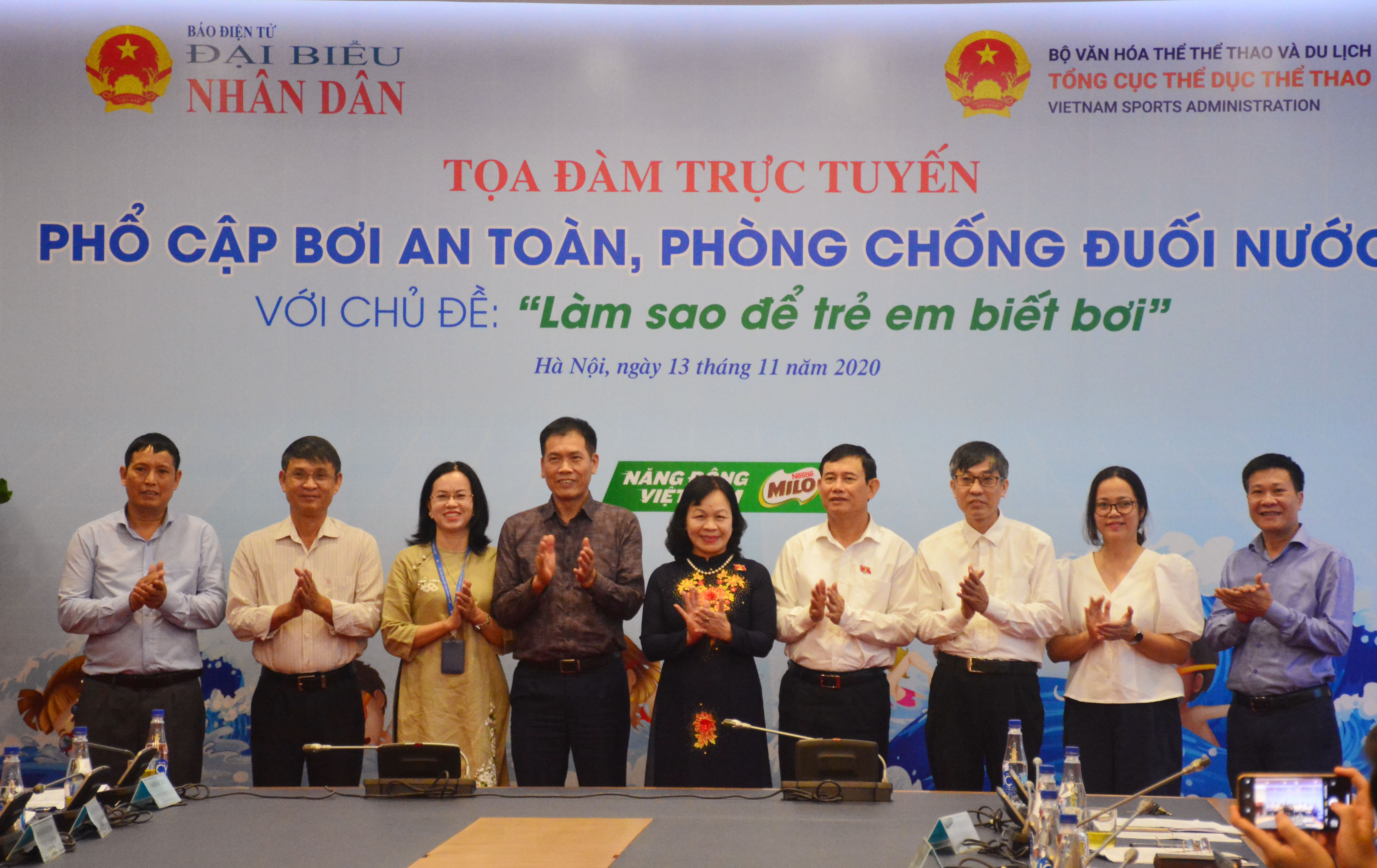 Làm sao để trẻ em biết bơi?