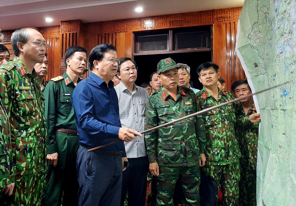 -Phó Thủ tướng Trịnh Đình Dũng cùng các đồng chí trong Ban chỉ huy PCTT-TKCN tỉnh Quảng Nam thống nhất phương án cứu hộ, cứu nạn nhân dân sau bão số 9