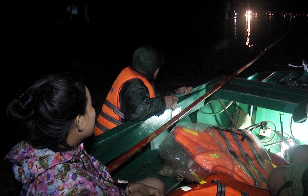 -Cán bộ, chiến sĩ Ban CHQS huyện Tuy An tham gia sơ tán người dân tại các khu vực trũng thấp trong đêm 11-11.