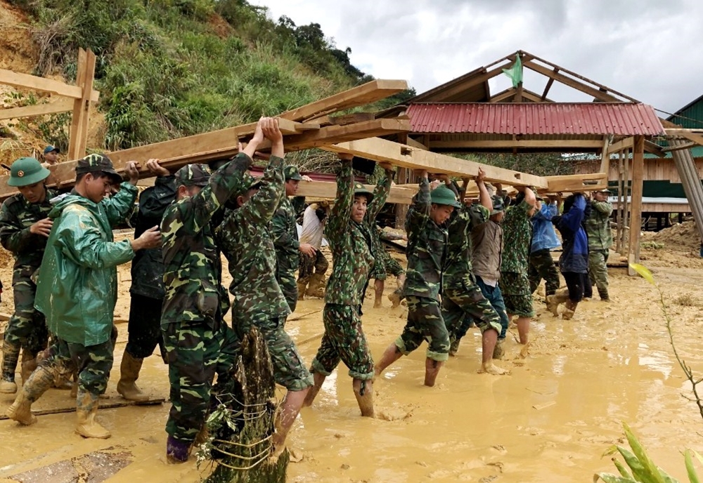 -Cán bộ, chiến sỹ Đồn biên phòng Ga Ry (Bộ đội Biên phòng Quảng Nam) giúp nhân dân Tây Giang dựng lại nhà sau bão số 9
