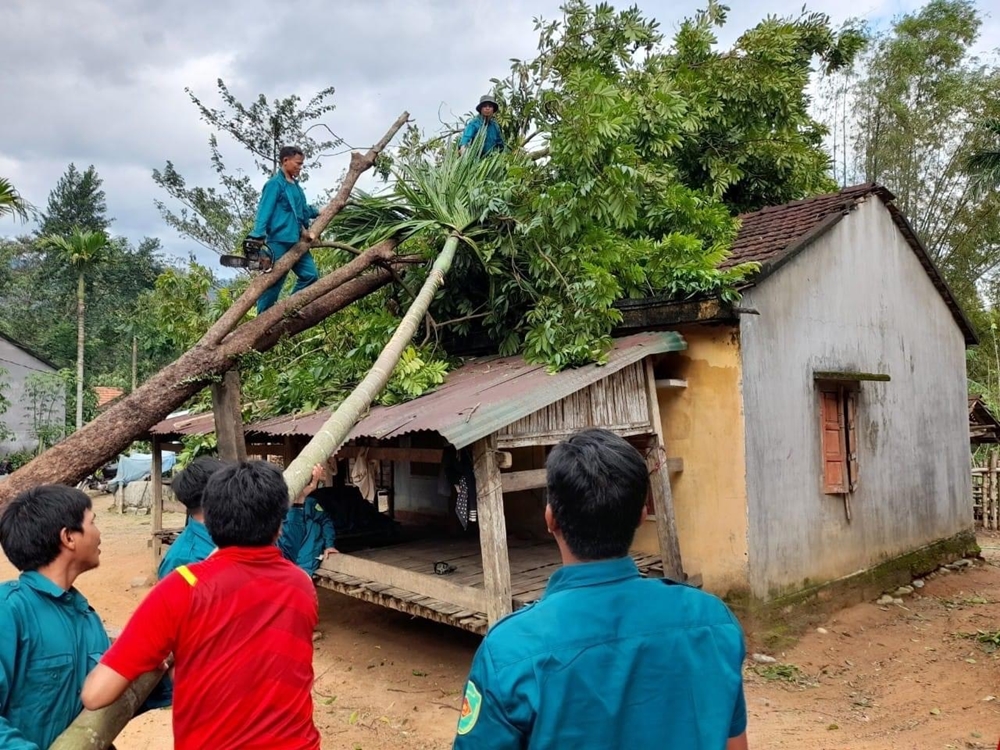-Dân quân huyện Ba Tơ (Quảng Ngãi) giúp người dân khắc phục hậu quả bão số 9