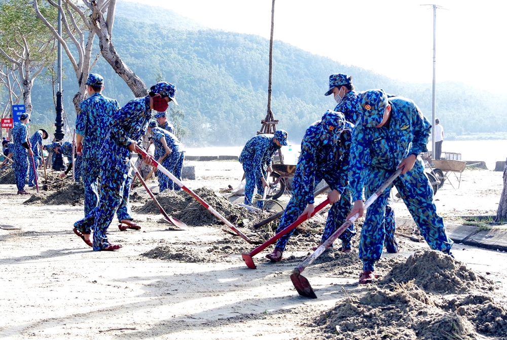 -Cán bộ, chiến sỹ Vùng 3 Hải quân tham gia dọn sạch tuyến đường Hoàng Sa (TP Đà Nẵng) sau bão số 9