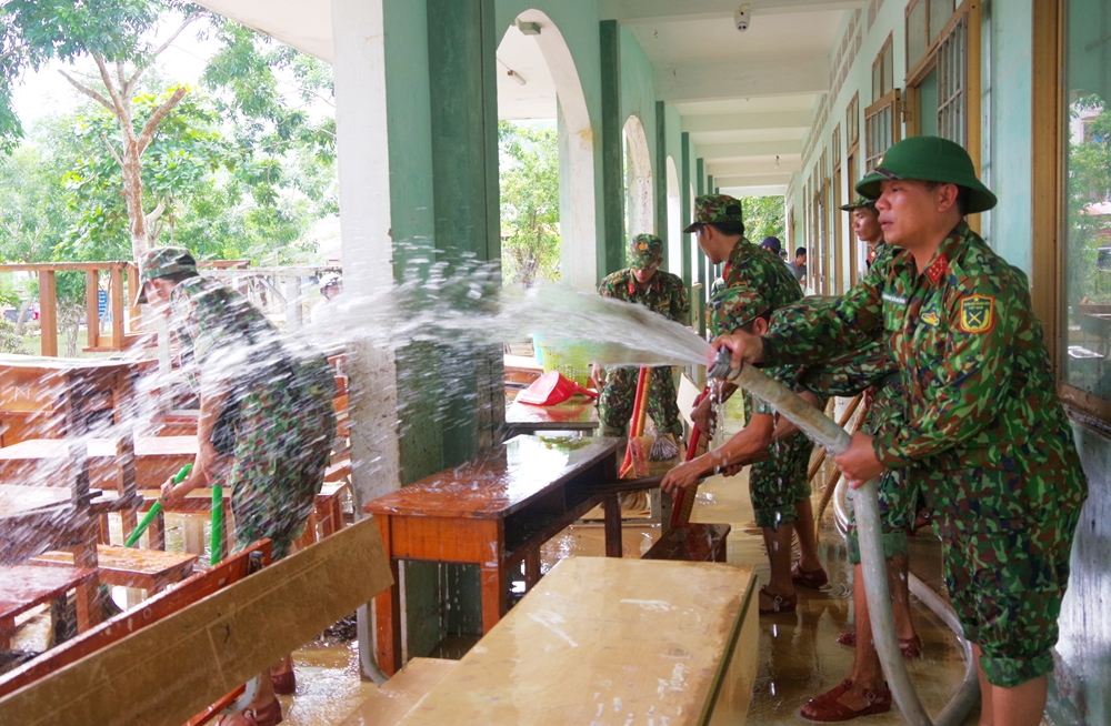 -LLVT tỉnh Phú Yên giúp điểm trường tiểu học và trung học cơ sở Lê Duẩn (huyện Tuy An) tổng dọn vệ sinh