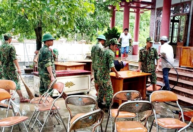 -Cán bộ, chiến sỹ Bộ CHQS tỉnh Phú Yên tham gia dọn dẹp vệ sinh tại Khu di tích cấp quốc gia Phan Lưu Thanh (Phú Yên)