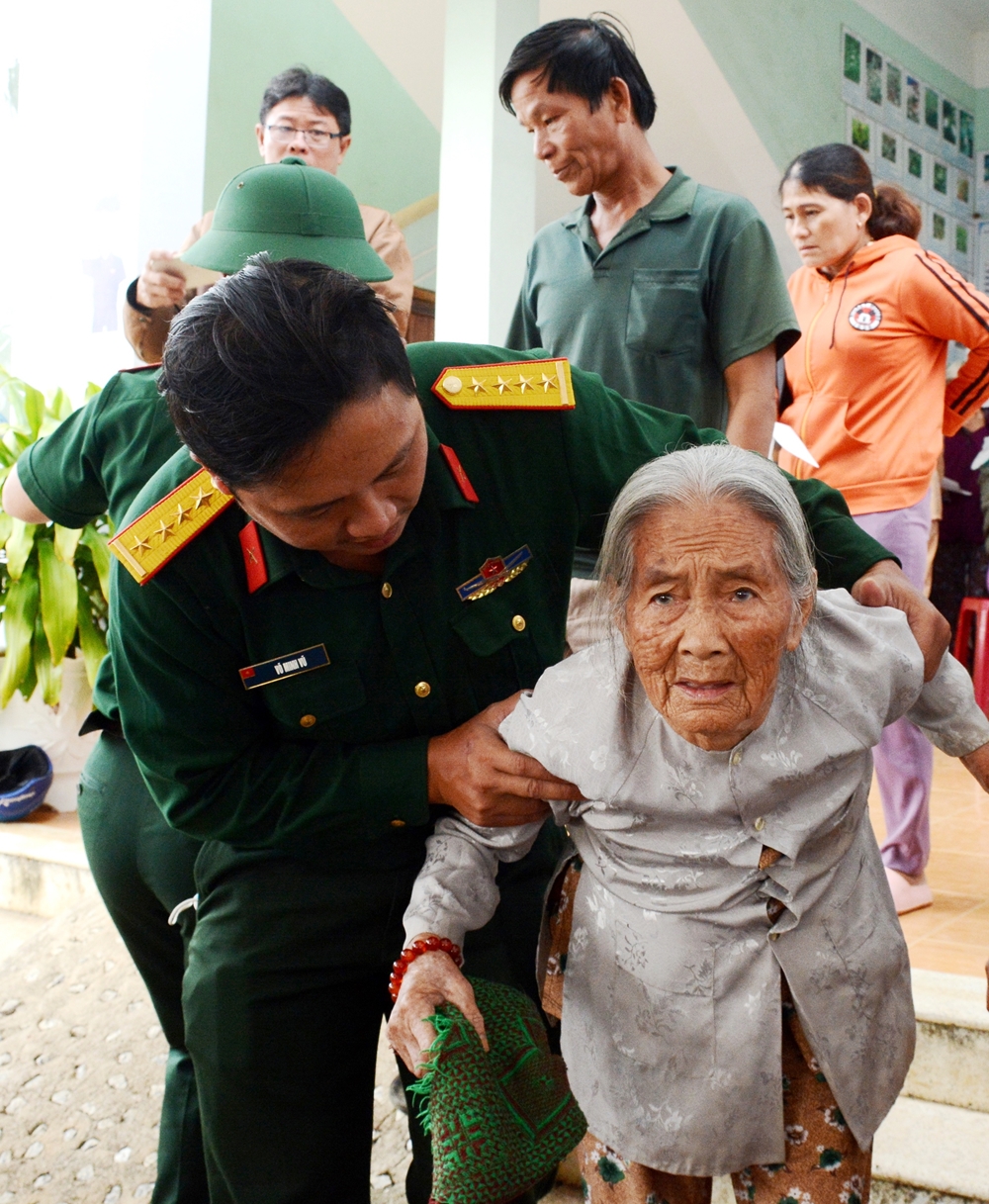 - Không chỉ trách nhiệm trong khám chữa bệnh, đoàn công tác còn tận tình đưa bà Nguyễn Thị Tới ở xã Bình Hải vào khu khám bệnh.