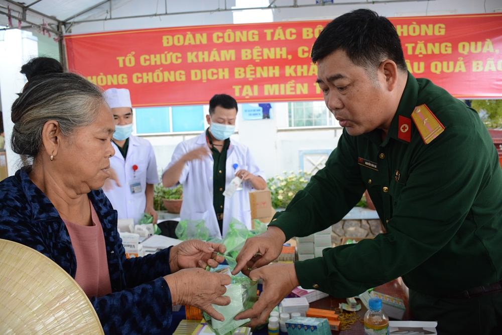 - Bà Nguyễn Thị Vốn, thôn Vạn Tường (xã Bình Hải, huyện Bình Sơn, tỉnh Quảng Ngãi) sau khi khám bệnh, được bác sĩ hướng dẫn trao thuốc tận tay.