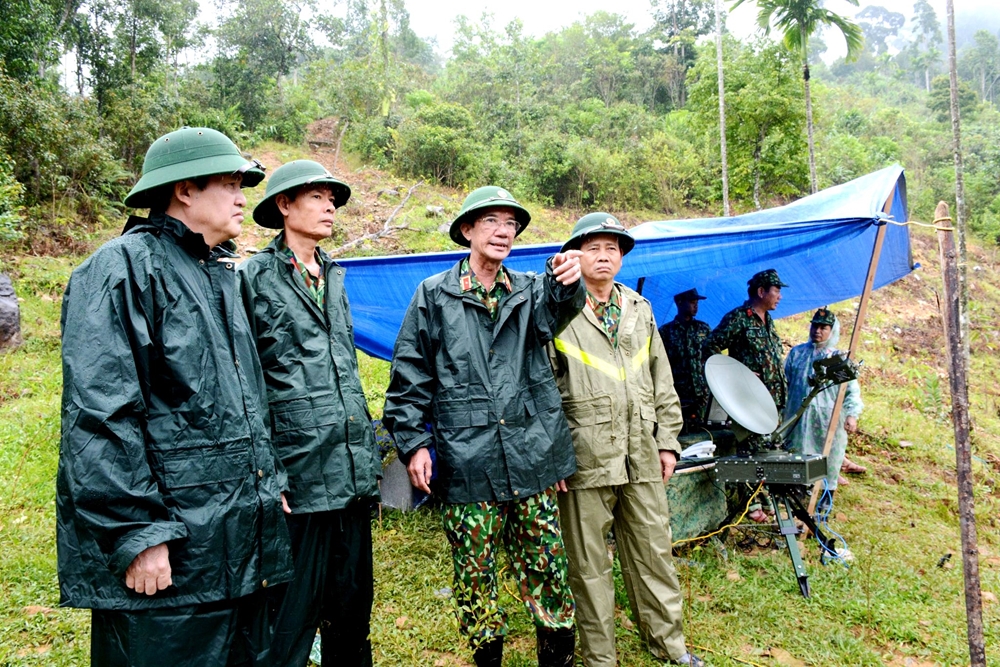 -Các đồng chí lãnh đạo Quân khu 5 có mặt kịp thời chỉ đạo các lực lượng giúp dân khắc phục hậu quả bão lũ