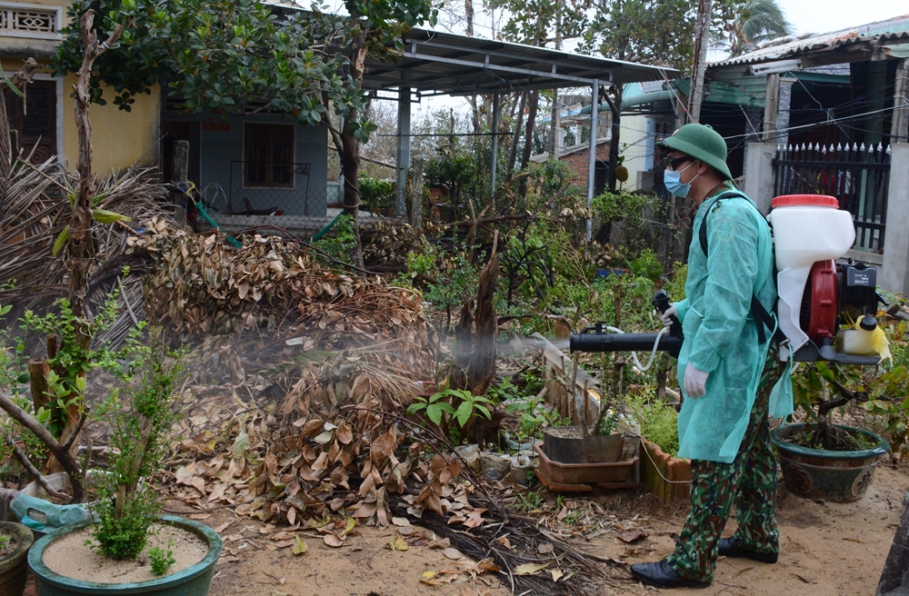 - Chiến sỹ quân y của đoàn công tác TCHC phun thuốc khử khuẩn môi trường tại nhà dân ở xã Bình Hải, huyện Bình Sơn (Quảng Ngãi).
