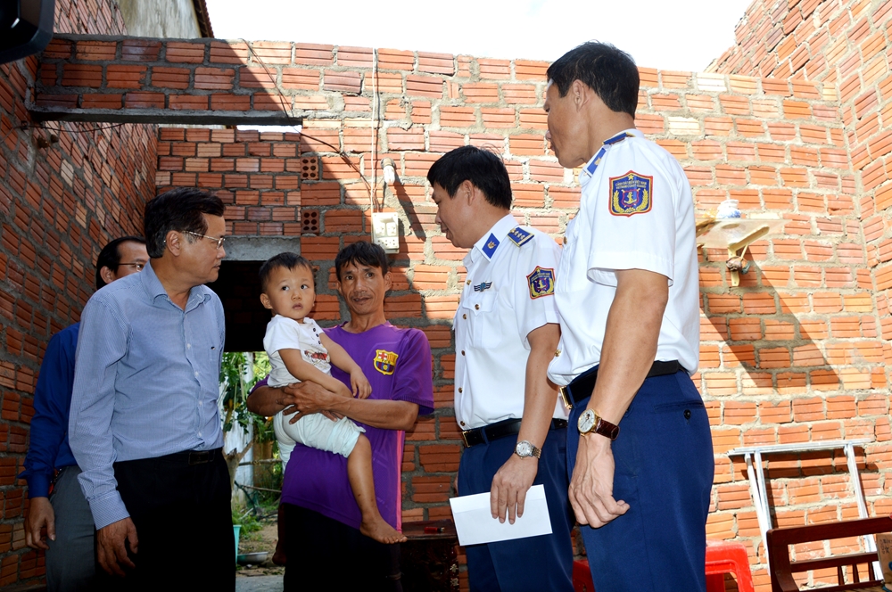 -Đại diện Vùng Cảnh sát biển 2 thăm hỏi, tặng quà gia đình có hoàn cảnh khó khăn do bão số 9 tại xã Đức Chính, huyện Mộ Đức (Quảng Ngãi)