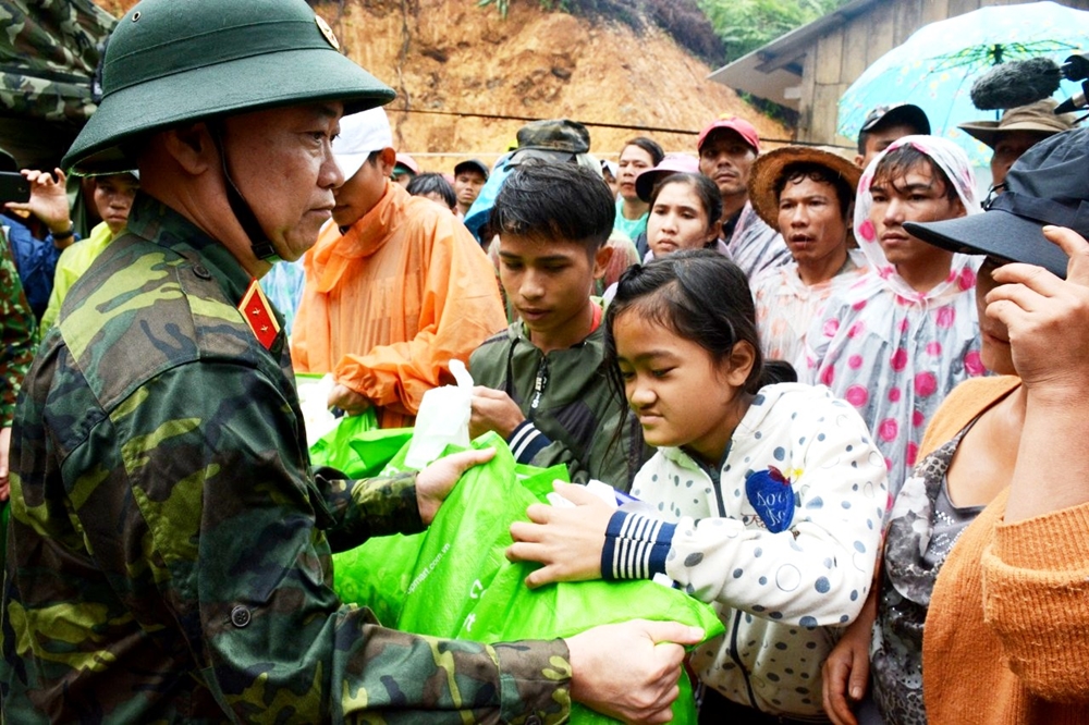 -Thủ trưởng Bộ tư lệnh Quân khu 5 thăm hỏi, động viên và trao quà tặng bà con vùng lũ huyện Nam Trà My (Quảng Nam)